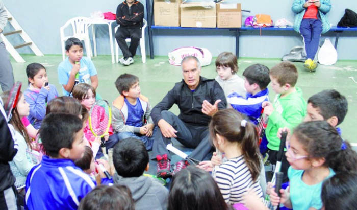 El profesor y técnico Arturo Torres realizó Clínica de Tenis para niños de Punta Arenas